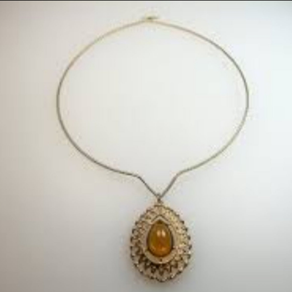 1974 Gold Tone Honey Topaz Cabochon Teardrop Pendant On Gold Tone Twisted Wire